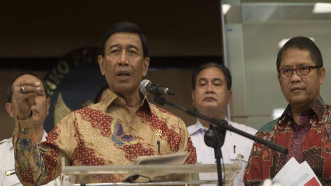 Menko Polhukam Wiranto (kiri) bersama Menkominfo Rudiantara (kanan) saat jumpa pers.