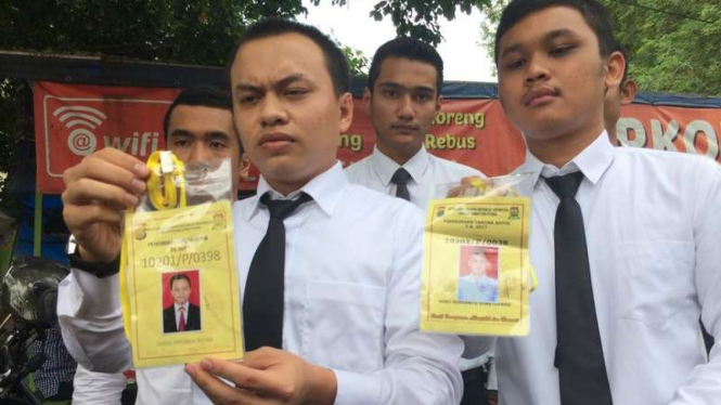 Peserta seleksi Akpol di Polda Sumatera Utara yang memprotes kuota khusus dari Mabes Polri untuk anak anggota polisi, Rabu (12/7/2017)