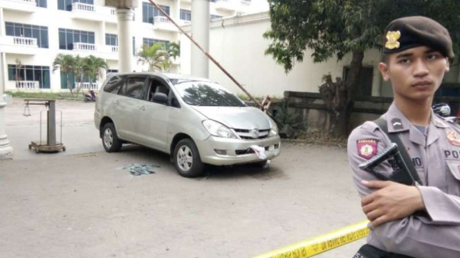 Mobil kawanan tersangka penyelundup satu ton sabu-sabu yang ditembaki polisi dalam penggerebekan di kawasan Anyer, Serang, Banten, pada Kamis, 13 Juli 2017.
