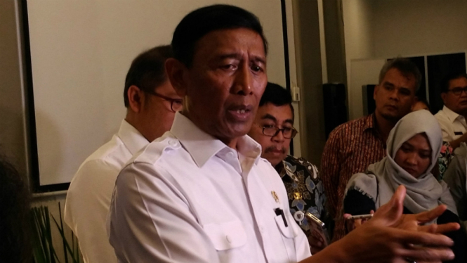 Menteri Koordinator Bidang Politik Hukum dan Keamanan, Wiranto.