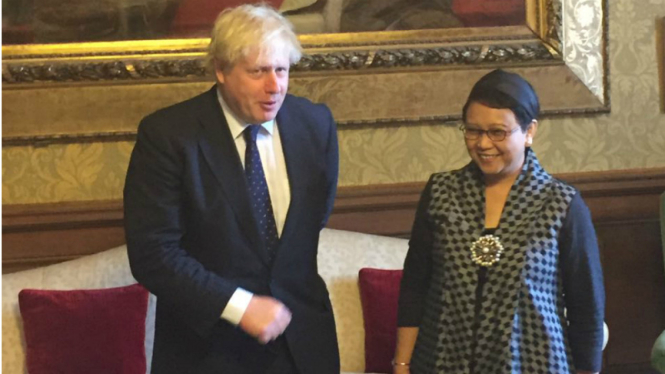 Menlu RI, Retno Marsudi, dan Menlu Inggris, Boris Johnson, di London.