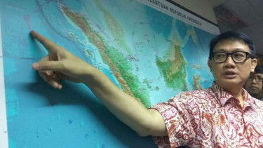 Deputi Menteri Koordinator Kemaritiman Bidang Koordinasi Kedaulatan Maritim, Arief Havas Oegroseno, menunjukkan peta baru Indonesia.