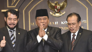 Ketua MK Arief Hidayat (tengah)