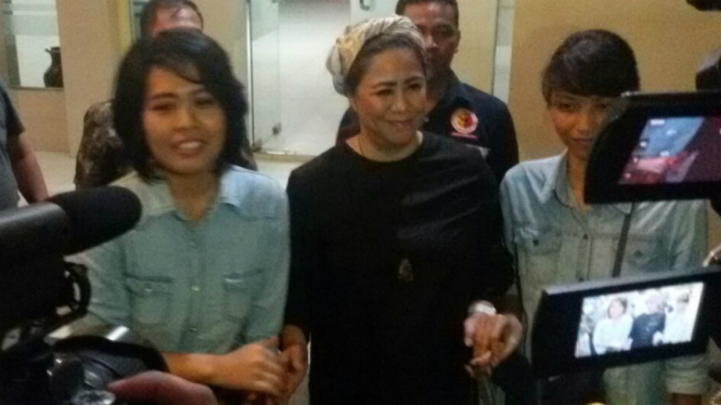 Joice Warouw dan Elisabeth Jenny Wehantouw.