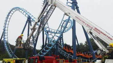 Penyelamatan para pengguna roaller coaster yang macet