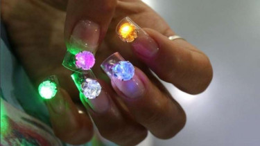Nail art dengan cahaya lampu LED