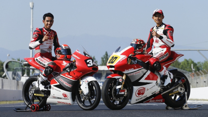 Dua pembalap Andi Gilang dan Dimas Ekky