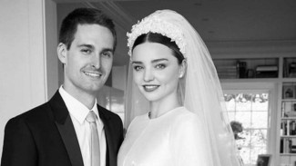 Miranda Kerr dan Suami Lunasi Utang Satu Angkatan Mahasiswa California