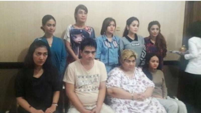 Sejumlah artis pendatang baru di dunia hiburan yang diamankan bersama Pretty Asmara dalam suatu pesta narkoba, Minggu (16/7/2017).