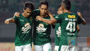 Para pemain Persebaya Surabaya merayakan gol