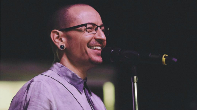 Mendiang Chester Bennington.