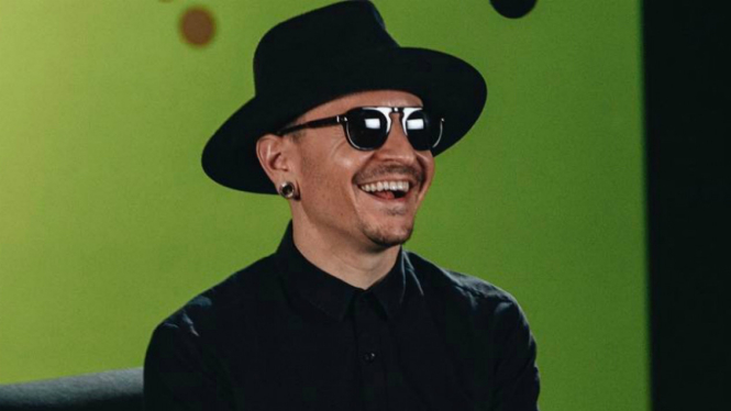 Mendiang Chester Bennington.