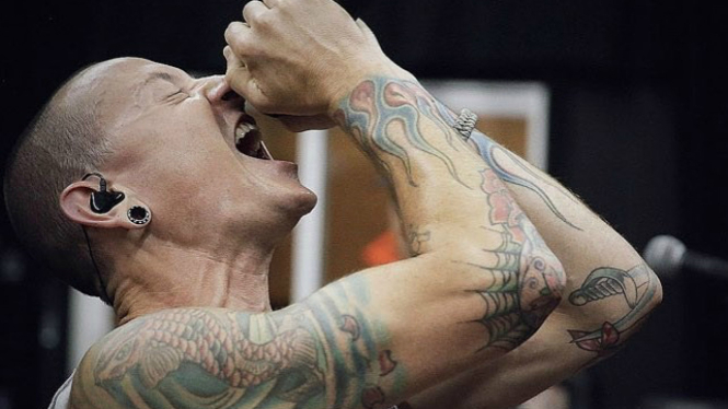 Mendiang Chester Bennington.
