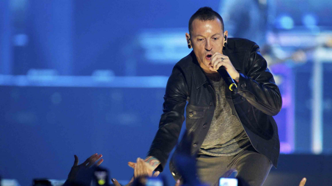 Kenangan Chester Bennington saat Tampil Bersama Linkin Park