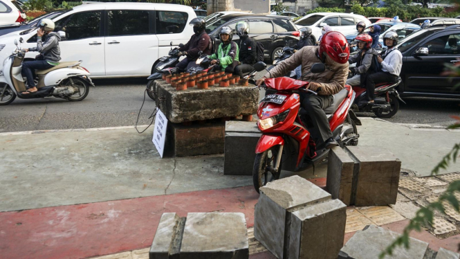 Aktivis Trotoar Hadang Pengendara Motor