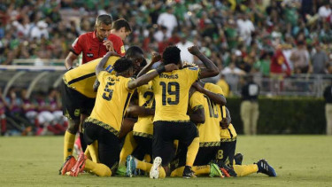 Para pemain Jamaika rayakan gol