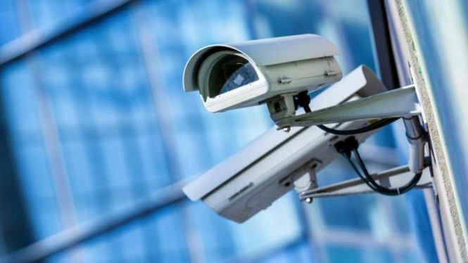 Kamera pengawas (CCTV).