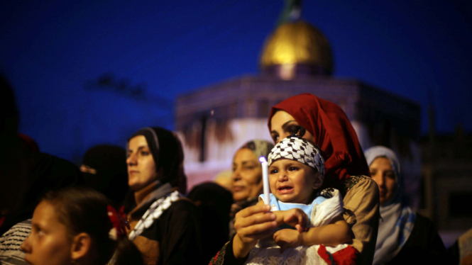 Warga Palestina di depan masjid Al Aqsa.