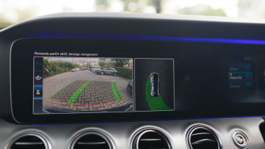 Fitur parkir otomatis di New Mercedes-Benz E-Class.