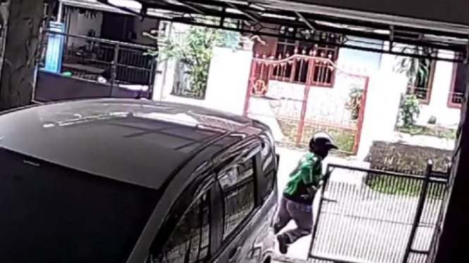 Pencuri berjaket Gojek melarikan diri 