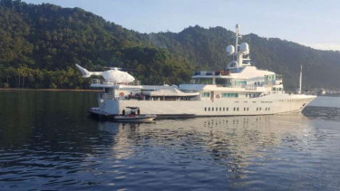 Kapal pesiar milik pendiri Google, Larry Page, melego jangkar atau membuang sauh di dermaga Navigasi Bungus, Padang, Sumatera Barat, pada Kamis, 20 Juli 2017.