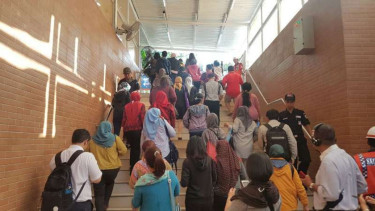 Penumpang KRL melintasi underpass di Stasiun Tebet, Selasa, 25 Juli 2017.