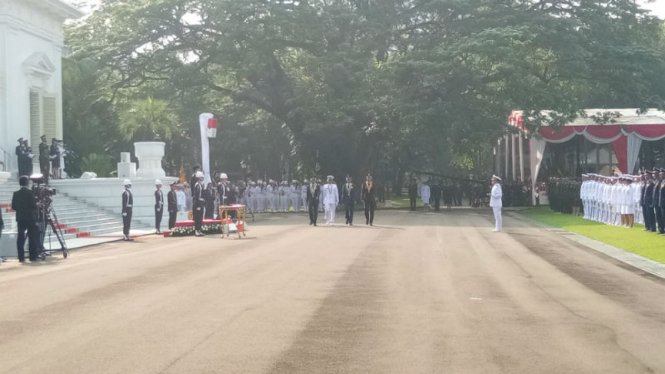 Presiden Joko Widodo memberikan penghargaan pada empat peraih Adhi Makayasa