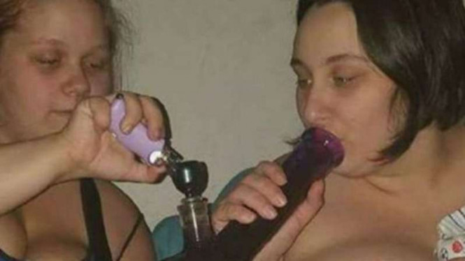 Foto ibu menyusui sambil menggunakan narkoba ini menuai kemarahan warganet.