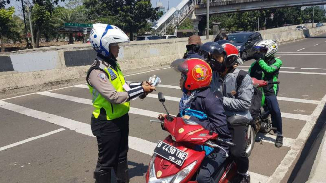 Polisi razia pengendara sepeda motor.