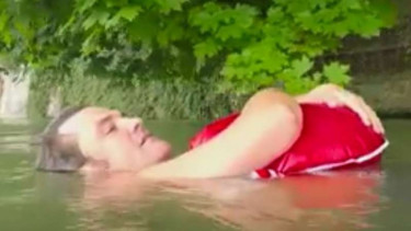 Benjamin David ke kantor dengan cara berenang