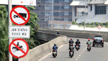 Pemotor Nekat Melintas JLNT