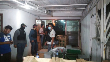Penggerebekan gudang sabu di Muara Karang, Rabu malam, 26 Juli 2017.