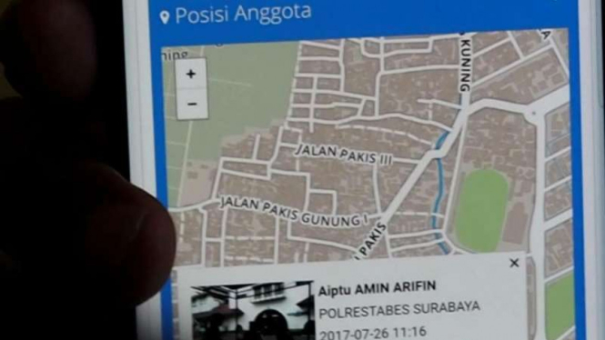 Percobaan aplikasi daring pengamanan pelaksanaan haji oleh polisi di Embarkasi Surabaya pada Rabu, 26 Juli 2017.