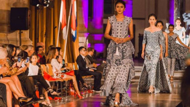 Peragaan busana wastra Indonesia di Den Haag