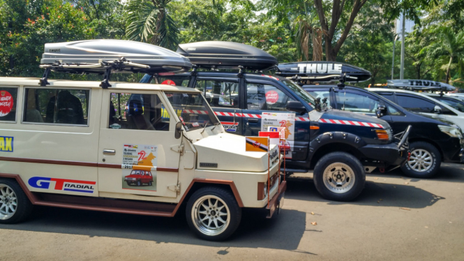 Mobil-mobil Toyota yang akan digunakan untuk melintasi tiga negara.