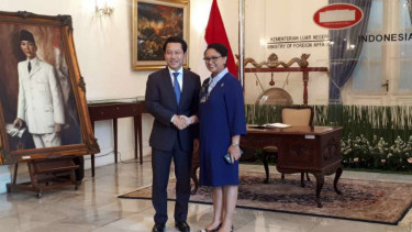 Menlu Retno Marsudi  (Kanan) dengan Menlu Laos Saleumxay Kommasith (Kiri)