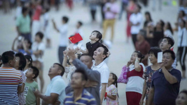 Warga menyaksikan peluncuran pesawat ulang alik ke luar angkasa dari Wenchang Satellite Launch Center di Wenchang, Provinsi Hainan, China