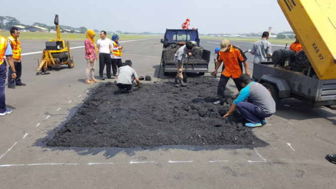 Perbaikan landasan pacu Bandara Halim Perdana Kusumah.