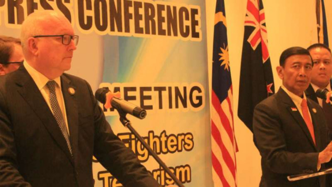 Menkopolhukam Wiranto (kanan) saat konferensi pers bersama Jaksa Agung Australia George Brandis di Manado, Sulawesi Utara, pada Sabtu 29 Juli 2017.