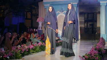 Busana syar'i dari denim.
