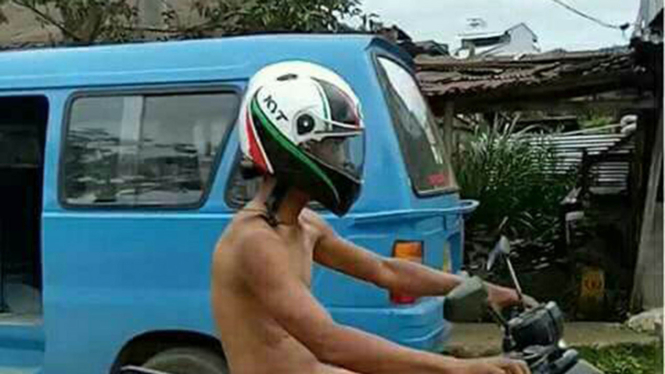 Naik motor tanpa mengenakan pakaian.