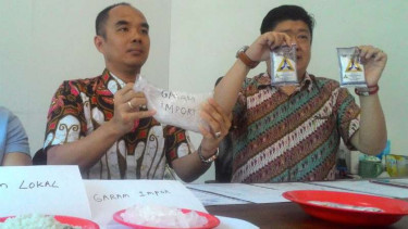Ketua Asosiasi Petani Garam Rakyat Indonesia, Mohammad Jakfar Sodikin, dalam konferensi pers di Surabaya pada Senin, 1 Agustus 2017.