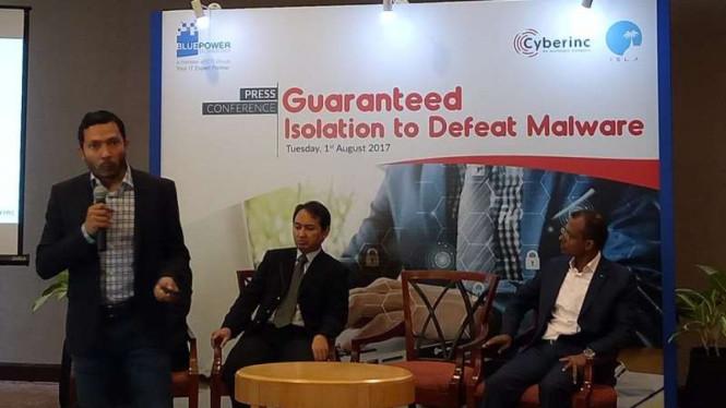 Direktur Utama PT Blue Power Technology, Lugas M Satrio (berdiri).