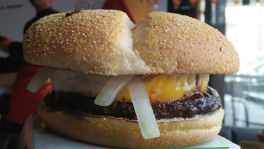 McDonald's luncurkan Burger Rendang.