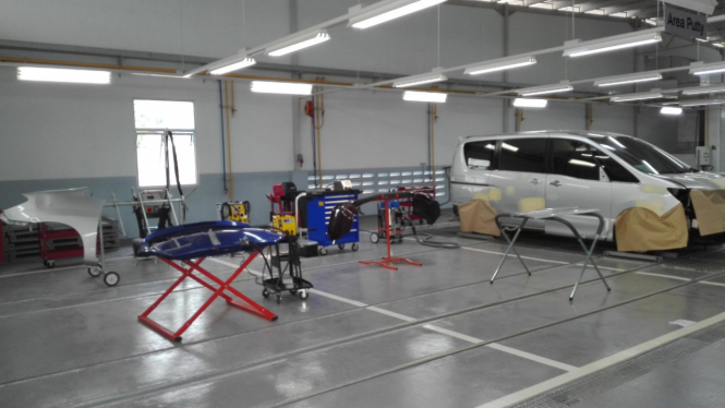 Bengkel cat dan perbaikan bodi Autoglad di Bekasi.