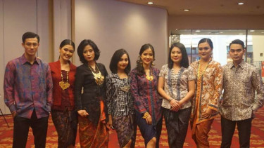 Harmonisasi Batik dan Tenun Jadi Koleksi Berkarakter