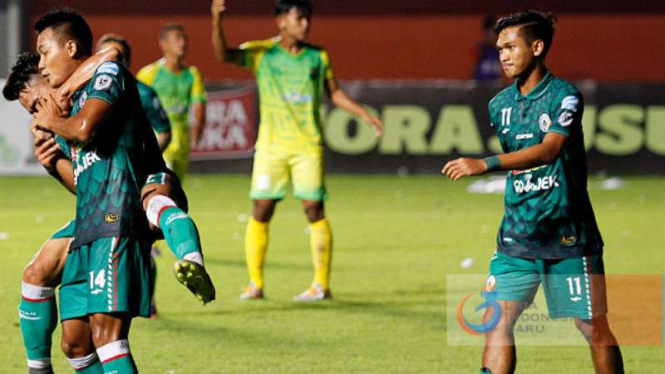 Pemain PSS Sleman rayakan gol di laga Liga 2