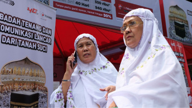 Calon jemaah haji menggunakan layanan operator telekomunikasi Telkomsel