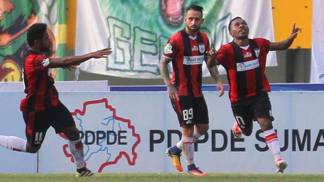 Pemain Persipura Jayapura, Ferinando Pahabol, usai cetak gol