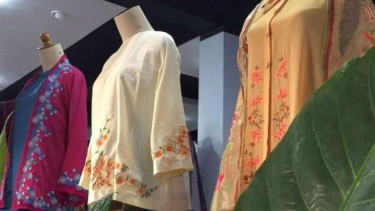 Baju bordir Ambun Suri di Bukittinggi, Sumatera Barat.